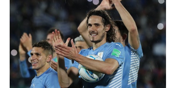 Edinson Cavani pozostaje niezastąpionym napastnikiem Urugwaju